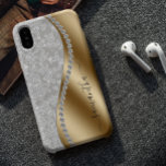 Diamond Bling Gold Metal Gepersonaliseerd script iPhone 15 Case<br><div class="desc">Elke glitter of diamanten in ontwerp zijn foto's en gesimuleerd. Dit ontwerp kan worden gepersonaliseerd in het gebied dat wordt geleverd door de foto en/of tekst te wijzigen. Of het kan worden aangepast door te klikken op Deze Sjabloon personaliseren en vervolgens te kiezen voor de klik om verdere opties aan...</div>