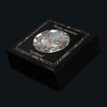 Diamond Jubileum Cadebox Cadeaudoosje<br><div class="desc">Een Digitalbcon-Afbeeldingen Design met een platina zilveren kleurenthema met een verscheidenheid van aangepaste afbeeldingen, vormen, patronen, stijlen en lettertypen in deze one-of-a-kind "Diamond Wedding Jubileum" Gift Box. Dit aantrekkelijke en elegante ontwerp maakt het perfecte geschenk voor dat perfecte koppel bij het bereiken van deze mijlpaaljag! Wat een beter idee om...</div>