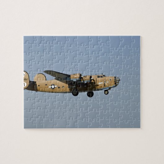 Diamond Lil B-24 Bomber, landend in Oshkosh, Legpuzzel (Horizontaal)