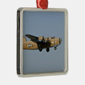 Diamond Lil B-24 Bomber, landend in Oshkosh, Metalen Ornament (Rechts)