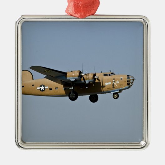 Diamond Lil B-24 Bomber, landend in Oshkosh, Metalen Ornament (Voorkant)