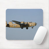 Diamond Lil B-24 Bomber, landend in Oshkosh, Muismat (Met muis)