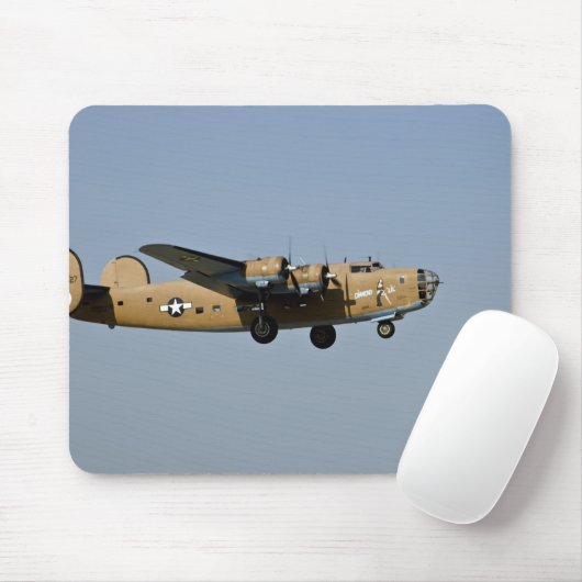 Diamond Lil B-24 Bomber, landend in Oshkosh, Muismat (Met muis)