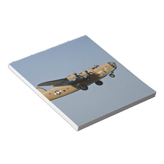 Diamond Lil B-24 Bomber, landend in Oshkosh, Notitieblok (Schuin)