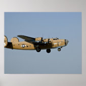Diamond Lil B-24 Bomber, landend in Oshkosh, Poster (Voorkant)