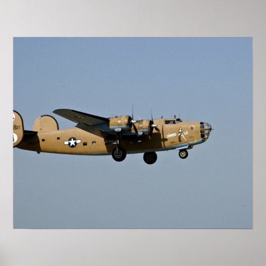 Diamond Lil B-24 Bomber, landend in Oshkosh, Poster (Voorkant)