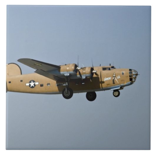 Diamond Lil B-24 bommenwerper landend in Oshkosh, Tegeltje (Voorkant)