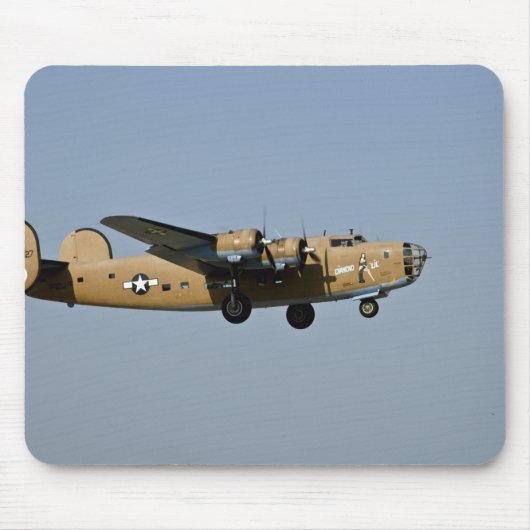 Diamond Lil B-24 bommenwerper landend op Oshkosh, Muismat (Voorkant)