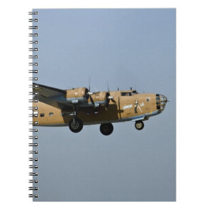 Diamond Lil B-24 bommenwerper landend op Oshkosh, Notitieboek