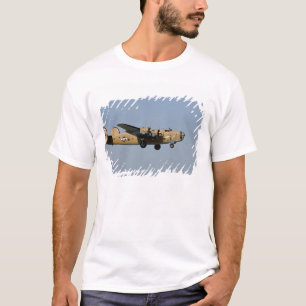 Diamond Lil B-24 bommenwerper landt op Oshkosh, T-shirt