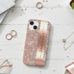 Diamond Look Glitter Kalligrafie Naam Roos Goud Case-Mate iPhone 14 Hoesje<br><div class="desc">Elke glitter of diamanten in ontwerp zijn foto's en gesimuleerd. Dit ontwerp kan worden gepersonaliseerd in het gebied dat wordt geleverd door de foto en/of tekst te wijzigen. Of het kan worden aangepast door te klikken op Deze Sjabloon personaliseren en vervolgens te kiezen voor de klik om verdere opties aan...</div>