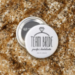 Diamond Ring Team Bride Bachelorette Ronde Button 7,6 Cm<br><div class="desc">De de brugknoop van het team in wit met charmante zwarte teksten en een illustratie van een diamanten ring van het verloving. Personaliseer met de naam van de bruid (of de naam van de drager) en de datum van de gebeurtenis.</div>
