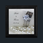 Diamond Rings en White Pearls Wedding Cadeaudoosje<br><div class="desc">Pas de  Ringingen en Witte Pearls Wedding Gift Box aan met de namen van de bruid- en bruidegom- en huwelijksceremonie. Deze prachtige aangepaste trinket box is voorzien van een foto van een witte reeks parellen ketting met een diamanten verloving ring en trouwband set.</div>