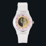 Diamond trouwring met foto op roze Horloge<br><div class="desc">Dit elegante aangepaste horloge heeft een diamanten trouwring look. De gouden band vormt een cirkel met zilveren kloknummers aan de buitenkant, de "12" vervangen door het afbeelding van een diamant. Het valt allemaal op op een roze achtergrond (zie kleurvariaties onder "Bruiloften" in onze winkel), die een ruimte in het midden...</div>