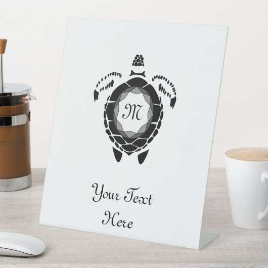 Diamond Turtle Shellback Monogram Reclamebord Met Voetstuk (Insitu)