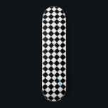 Diamond White & Black Checkers & Name of Text Persoonlijk Skateboard<br><div class="desc">Ga uit met dit ruitwit en zwarte schaakbord.  Volledig met jouw naam of tekst in uw keus van rode,  blauwe,  roze,  gele,  en paarse kleuren.</div>