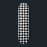Diamond White & Black Checkers & Name of Text Persoonlijk Skateboard<br><div class="desc">Ga uit met dit ruitwit en zwarte schaakbord.  Volledig met jouw naam of tekst in uw keus van rode,  blauwe,  roze,  gele,  en paarse kleuren.</div>