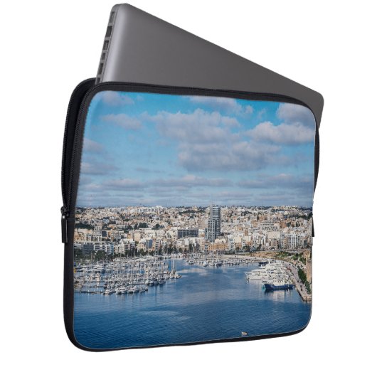 Diavoorhaven met moderne gebouwen en boten laptop sleeve (Voorkant Rechts)