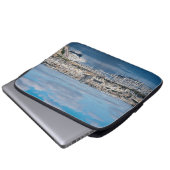 Diavoorhaven met moderne gebouwen en boten laptop sleeve (Voorkant onderkant)