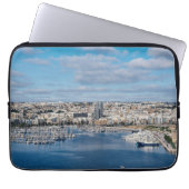 Diavoorhaven met moderne gebouwen en boten laptop sleeve (Voorkant)