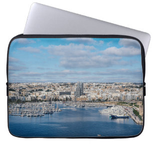 Diavoorhaven met moderne gebouwen en boten laptop sleeve