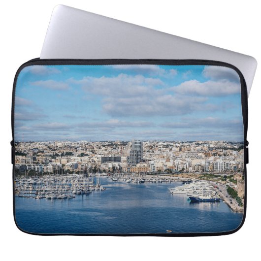 Diavoorhaven met moderne gebouwen en boten laptop sleeve (Voorkant)