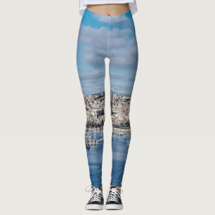 Diavoorhaven met moderne gebouwen en boten leggings