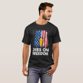 Dibs on Freedom 4th of July US Flag Firecrackers T-shirt (Voorkant volledig)