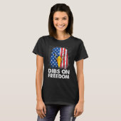 Dibs on Freedom 4th of July US Flag Firecrackers T-shirt (Voorkant volledig)