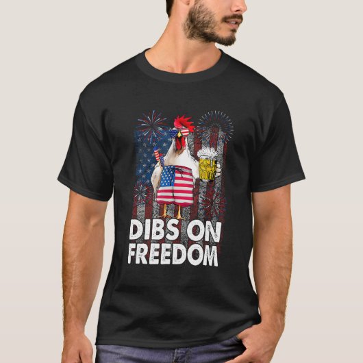 Dibs on Freedom Chicken 4th of July US Flag Firecr T-shirt (Voorkant)