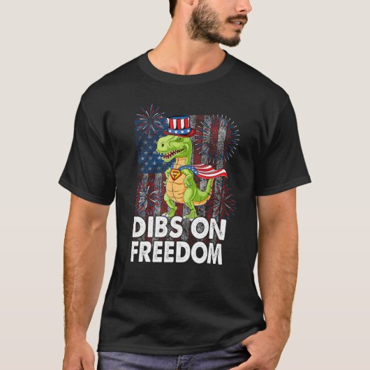 Dibs on Freedom Dinosaur 4th of July US Flag Firec T-shirt (Voorkant)