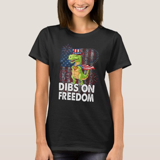 Dibs on Freedom Dinosaur 4th of July US Flag Firec T-shirt (Voorkant)