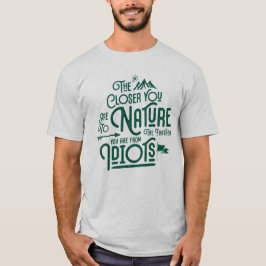 Dichter bij Natuur ver van Idiots Funny Travel T-shirt