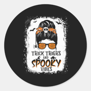 Dick Thighs en Spooky Vibes Halloween Messy Bun Ronde Sticker