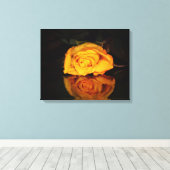 Die gelbe Rose Canvas Afdruk (Insitu (Houten vloer))