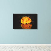 Die gelbe Rose Canvas Afdruk (Insitu (Houten vloer))