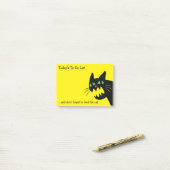 Dien de kattenbrok aan om te doen of honing doet e post-it® notes (Op bureau)