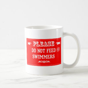 Dien de zwemmers niet aan koffiemok
