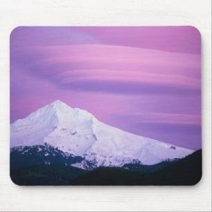 Diep paarse wolken omringen Mount Hood, in Muismat