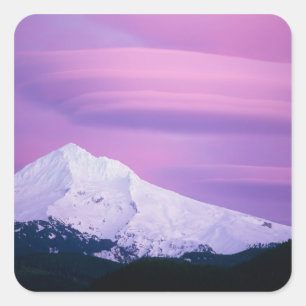 Diep paarse wolken omringen Mount Hood, in Vierkante Sticker