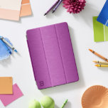 Diep pppte Metallic textuur afbeelding iPad Pro Cover<br><div class="desc">Dieproze afbeelding met een metalen textuurachtergrond met een aangepast monogram. Eenvoudig minimalistisch ontwerp.</div>