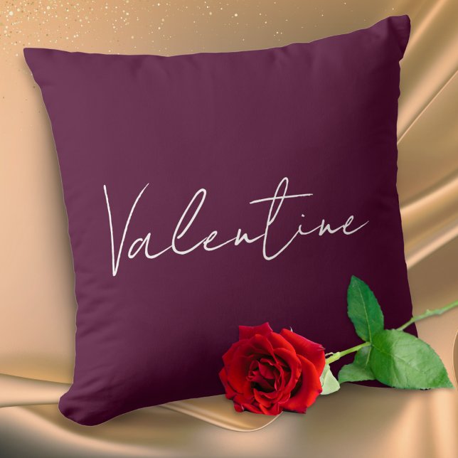 Diep Pruim Elegante Aangepaste Bericht Valentijnsd Kussen (An elegant pillow in deep plum red, with 'Valentine' on the front and personalized text on the back)
