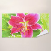 Diep Roze Stargazer Lily op Lime Green Badhanddoek (Badhanddoek)
