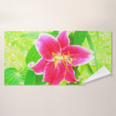 Diep Roze Stargazer Lily op Lime Green Badhanddoek (Badhanddoek)