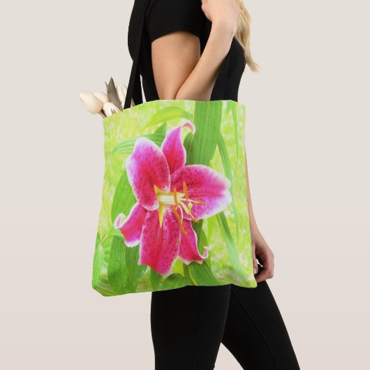  Diep Roze Stargazer Lily op Lime Green Tote Bag (Dichtbij)