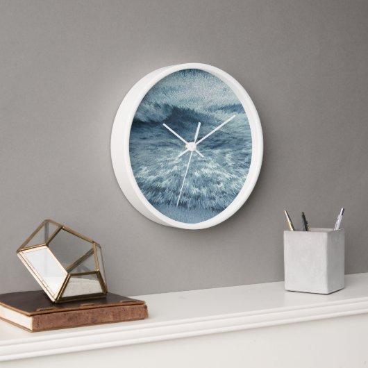 Diepblauw noordelijk strand met crashende golven (Kantoor)