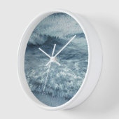 Diepblauw noordelijk strand met crashende golven (Hoek)