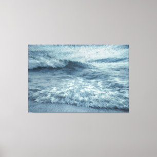 Diepblauw noordelijk strand met crashende golven canvas afdruk