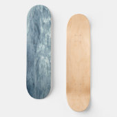 Diepblauw noordelijk strand met crashende golven persoonlijk skateboard (Voorkant)