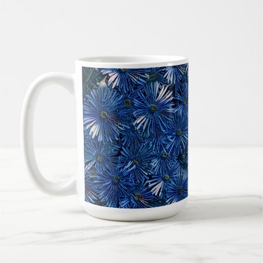 Diepblauwe gestileerde bloemen theekop / mok (Links)